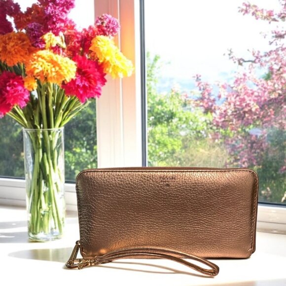 Fossil Metallic Zip Around Pebble Leather Clutch Wristlet - Picture 1 of 6